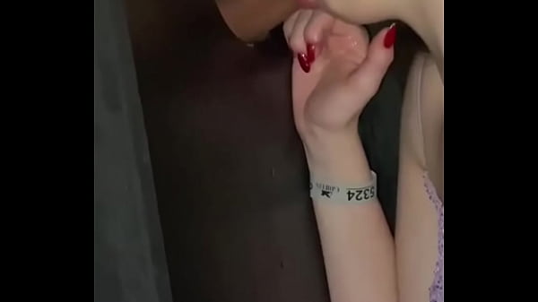 Meu corno me filmando enquanto a putinha dele mama gostoso um dotado