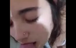 Gostosa se assustando com a gozada na cara!
