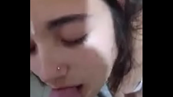 Gostosa se assustando com a gozada na cara!