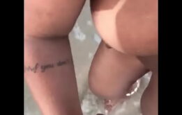 MORENA MAMANDO NA PRAIA E LEVANDO GOZADA NA CARA