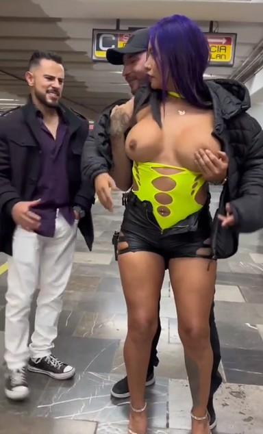 Puta safada fudendo no metro em publico com 2